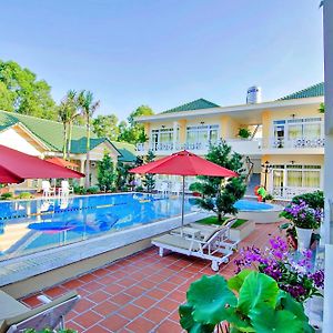 881 Lam Ha Pool Resort